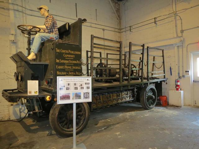Este camión eléctrico data de 1913, trabajó hasta los 60 con tracción 4X4 y cargaba más de 5 toneladas de papel.